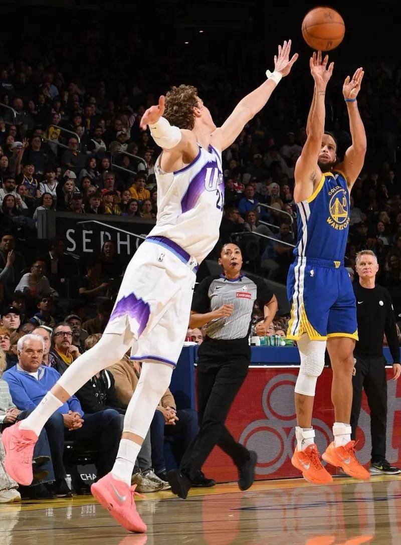 包含转会期底特律活塞备战CBA季后赛，篮板制胜细节曝光，悬念犹存，年轻球员得到机会的词条